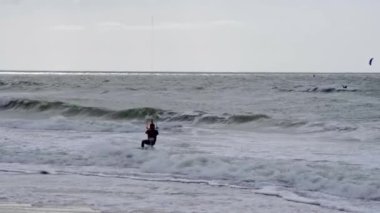 Rüzgarlı bir günde, Southbourne Sahili 'nde uçurtma sörfü, Dorset