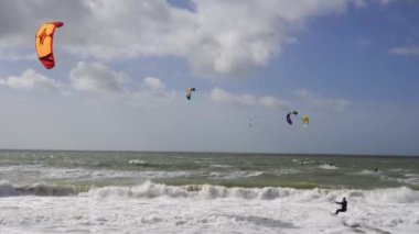 Rüzgarlı bir günde, Southbourne Sahili 'nde uçurtma sörfü, Dorset