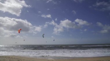 Rüzgarlı bir günde, Southbourne Sahili 'nde uçurtma sörfü, Dorset