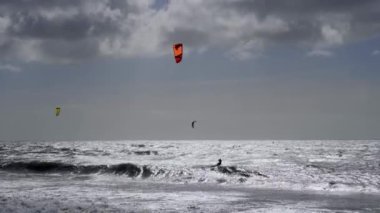 Rüzgarlı bir günde, Southbourne Sahili 'nde uçurtma sörfü, Dorset