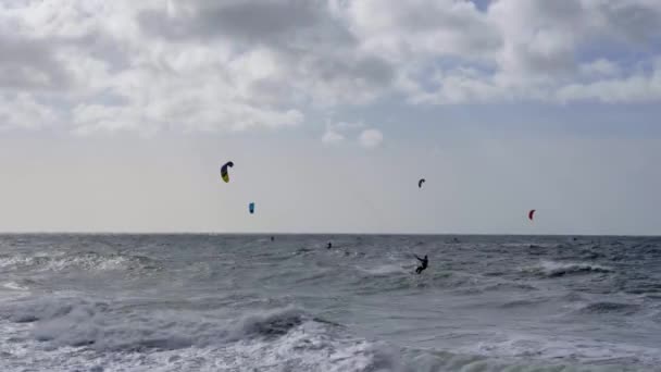 Draci Surfování Větrném Dni Drsném Moři Southbourne Beach Dorset — Stock video