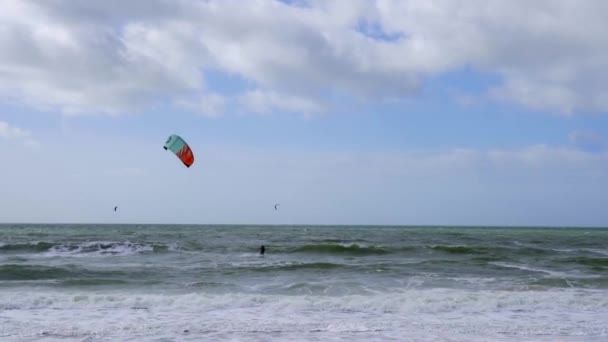 Kite Surf Dia Ventoso Mar Agitado Southbourne Beach Dorset — Vídeo de Stock