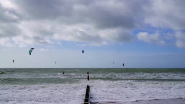 Кайт Серфинг Ветреный День Бурном Море Саутборн Бич Дорсет — стоковое видео