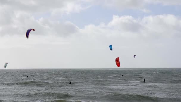 Vliegersurfen Winderige Dag Ruwe Zee Southbourne Beach Dorset — Stockvideo