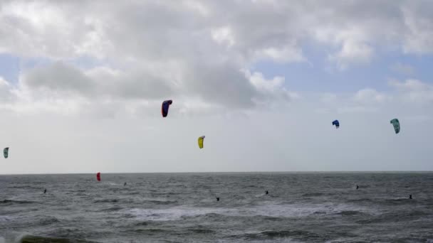 Kite Surf Día Ventoso Mar Agitado Southbourne Beach Dorset — Vídeos de Stock