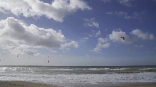 Latawce Surfingowe Wietrzny Dzień Wzburzonym Morzu Plaży Southbourne Dorset — Wideo stockowe