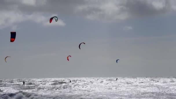 Latawce Surfingowe Wietrzny Dzień Wzburzonym Morzu Plaży Southbourne Dorset — Wideo stockowe