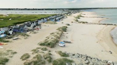 Mudeford, Dorset 'teki plaj kulübelerinin panoramik hava görüntülerini gösteren 4k drone görüntüleri.
