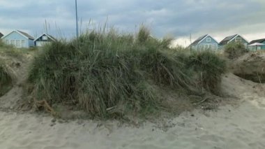 Mudeford 'daki sahil kulübelerinde uçan İHA' nın 4K videosu.