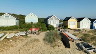 Mudeford, Dorset 'teki sahil kulübelerinde insansız hava aracı görüntüsü.