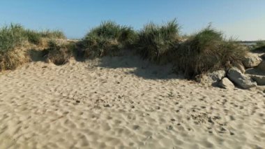 Mudeford, Dorset 'teki sahil kulübelerine doğru uçan İHA' nın 4K videosu.
