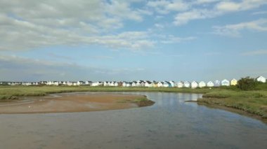 Mudeford, Dorset 'teki plaj kulübelerinin panoramik hava görüntülerini gösteren 4k drone görüntüleri.