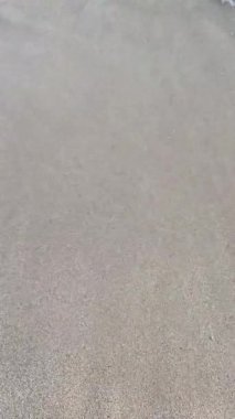 Kumda dalgalar. Huzuru, kumlu bir sahilde usulca süzülen okyanus dalgalarıyla bul, doğaya doğru sakin bir kaçış..