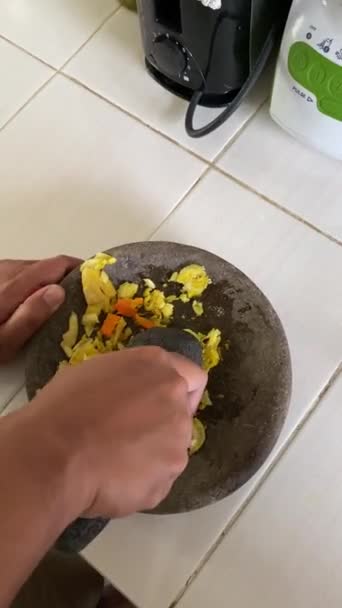 Mujer Cocinando Una Sartén Sobre Una Mesa Madera Proceso Picar — Vídeo de stock