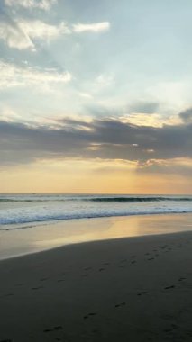 Deniz manzarası çok güzel. Bali 'nin huzurlu sahillerinde altın bir günbatımının dingin güzelliğiyle rahatlayın. Huzurlu zamanlar bekliyor