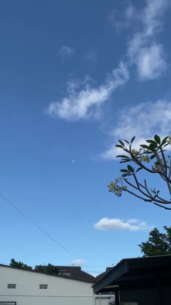 Θέα Της Πόλης Της Μπαρτσελόνα Ένας Γαλήνιος Ουρανός Αφράτα Σύννεφα — Αρχείο Βίντεο