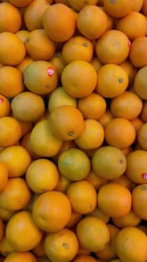 Renkli mango ve portakal pazarı. Taze bir pazarda taze mango ve portakallar satılmaya hazır olgun tropikal meyveler sergiliyorlar..