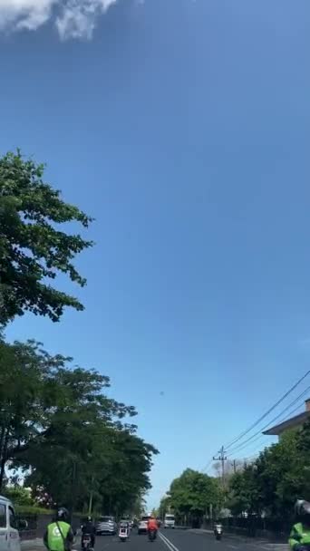Suburban Tranquility Mavi Gökyüzü Bulutlarla Süslenmiş Sessiz Yol Gezisi Huzurlu — Stok video