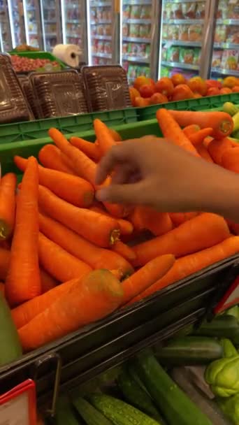 Выбираю Свежую Морковь Супермаркете Покупатель Выбирает Свежую Морковь Продуктовой Корзины — стоковое видео