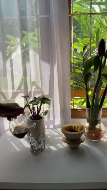 早晨的咖啡倒在窗边 清静的早晨 一杯新鲜的咖啡倒在阳光灿烂的窗边 使人产生一种平静的感觉 — 图库视频影像