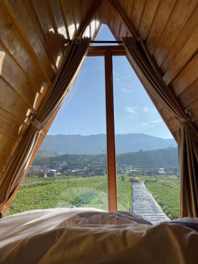 Resimli bir vadiye bakan sakin bir yatak odası, iç tasarım blogları, seyahat siteleri veya gayrimenkul reklamları için mükemmel..