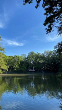 Sudaki küçük tekne, seyahat broşürleri, tatil beldeleri, deniz kenarı posterleri, deniz teması, sakin sahneler, rahatlama kavramları için uygun..