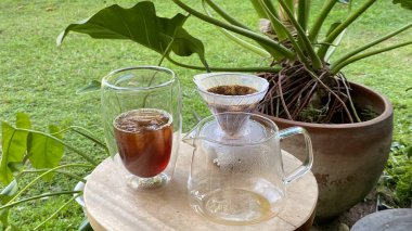 Sürahi ve bir bardak kahve. Yaz içecekleri menüleri, restoran promosyonları, içecek reklamları ve ferahlatıcı kavramlar için uygundur..