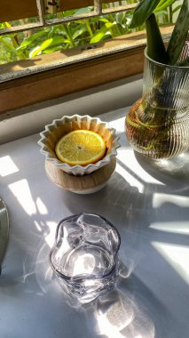 Kahve telvesinin üzerinde limon dilimleri olan cam kase, yemek blogları, içecek reklamları, mutfak dekorları, yemek tarifleri, sağlıklı yaşam tarzı web siteleri ve yaz resimlerine uygun bir kahve filtresi..