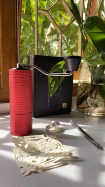 Siyah bir çanta, kırmızı el değirmeni kahvesi ve siyah bir kupa var. Kahve dükkanı markalaşması için mükemmel siyah bardak ya da modern tarzda blog illüstrasyonları için..