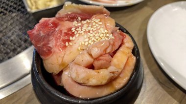 Bir kase et ve sebze, restoran menüleri, yemek blogları, sağlıklı beslenme promosyonları, tarif kitapları, yemek pişirme siteleri için uygun..