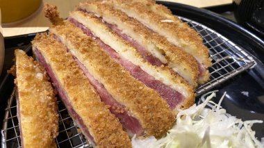 Katsu ve salatalı yemek tabağı, yemek blogları, restoran menüleri, sağlıklı beslenme makaleleri ve sosyal medya paylaşımları için uygun..