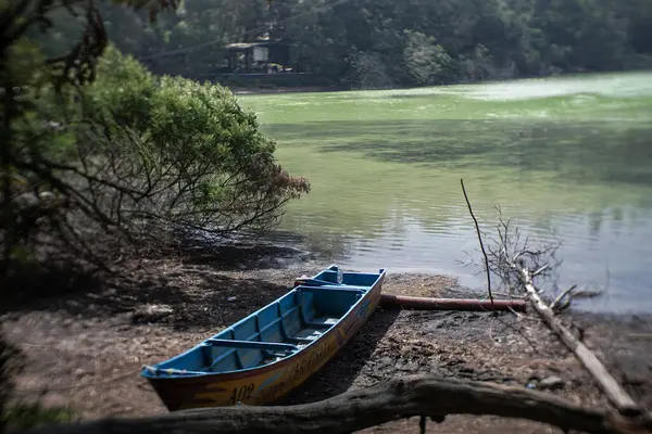 Gölün kıyısında bir tekne. Seyahat broşürleri, yaz tatili web siteleri, açık hava macera blogları ve turizm reklamları için mükemmel..