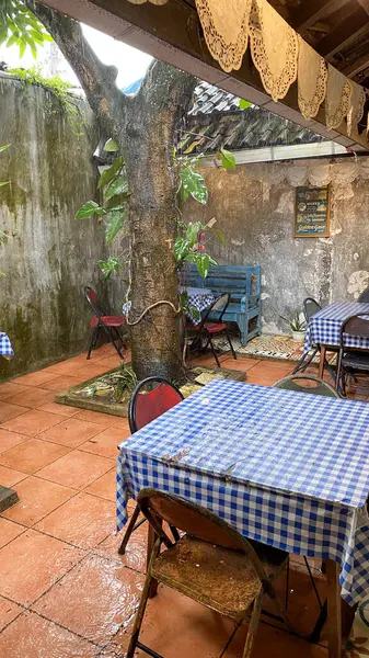 İç tasarım konseptleri, ev dekorasyonu blogları, mobilya reklamları veya kiralık ev siteleri için uygun döşeme döşeme üzerinde küçük masa ve sandalye.