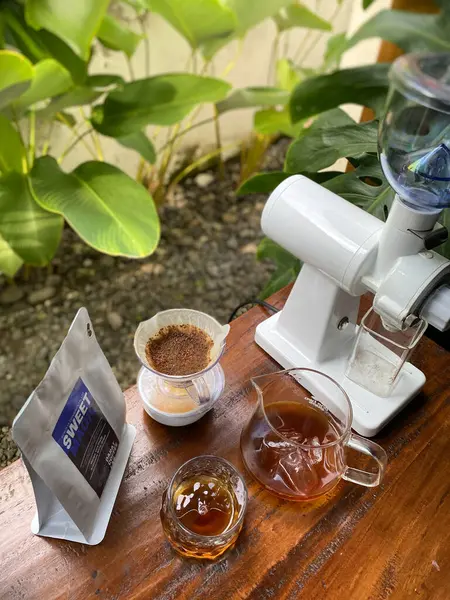 Öğütücü kahve masada. Yemek blogcuları, yemek siteleri ya da mutfak ürünü reklamları için mükemmel. Parlak ve davetkar.