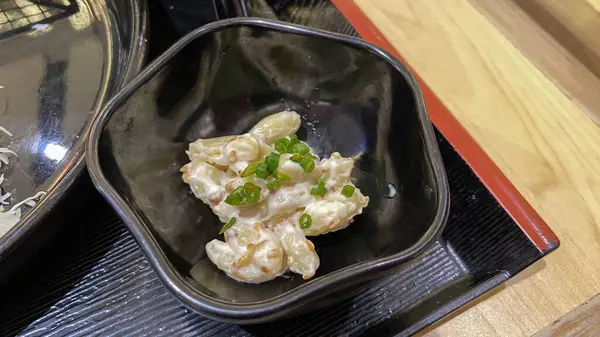 Yemek blogları, yemek tarifleri web siteleri, restoran menüleri, mutfak yayınları, yiyeceklerle ilgili sosyal medya paylaşımları için bir kase yemek..