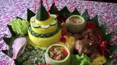 Çeşitli geleneksel yiyeceklerle kaplı lezzetli kekler, yemek blogları, parti davetiyeleri, pastane reklamları ve tatlı menüleri için mükemmel..