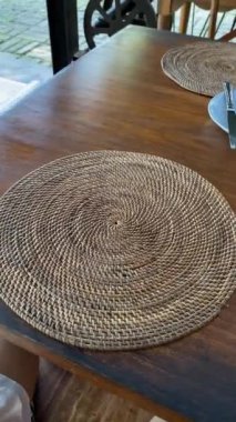 Füme somonlu Benedict usulü yumurta. Bir tabak füme somon, hollandaise soslu yumurta, ve İngiliz çöreğinin üzerine ıspanak, vişneli domates ve salata ile süslenmiş..