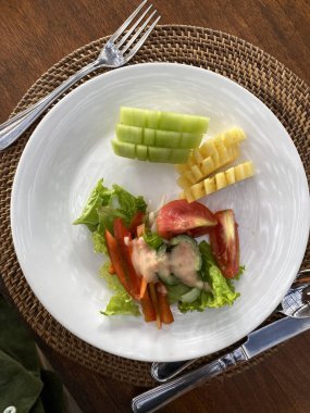 Taze salata, salata, domates, kırmızı biber, salatalık ve kremalı ananas..