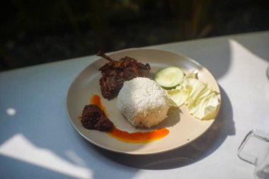 Pirinç ve sebzeli tabak; tarif blogları, yemek dergileri, sağlıklı beslenme makaleleri, menüler ve restoran promosyonları için uygun.