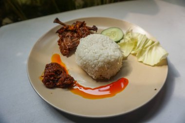 Pirinç ve sebzeli tabak; tarif blogları, yemek dergileri, sağlıklı beslenme makaleleri, menüler ve restoran promosyonları için uygun.