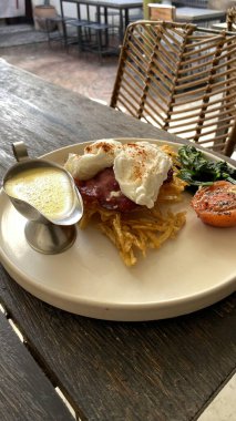 Yumurta, ıspanak ve domates tabağı; yemek blogları, restoran menüleri ve sağlıklı yaşam tarzı web siteleri için uygun. Kahvaltı için mükemmel ilham..