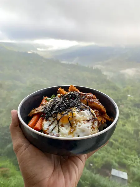 Elinde vadiye bakan bir kase yiyecek tutan kişi. Yemek blogları, seyahat siteleri, sağlıklı beslenme çizimleri, yaşam tarzı dergileri için mükemmel..