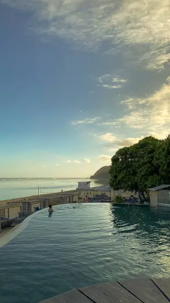 Sonsuzluk havuzu, berrak mavi gökyüzünün altında turkuaz okyanusa kusursuz bir şekilde karışıyor ve nefes kesici bir manzara yaratıyor..