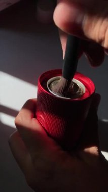 Masanın arka planında fırçalı bir el, yakın plan. 4k video