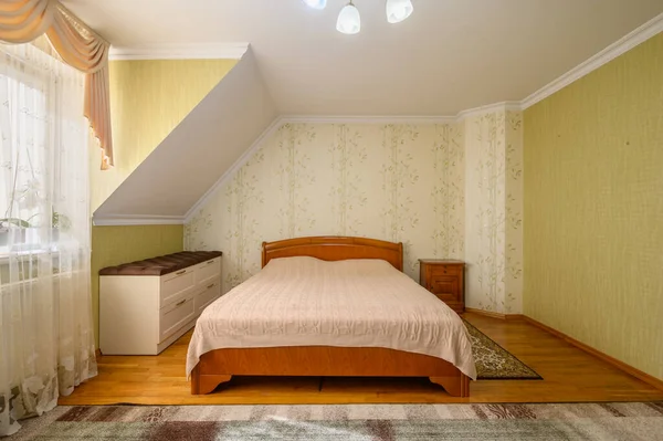 一间乡村风格的大卧室的内部 巨大的窗户 巨大的双人床发出的光芒 — 图库照片