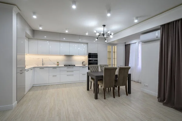 Μεγάλο Σύγχρονο Νέο Καλά Σχεδιασμένο Λευκό Εσωτερικό Κουζίνα Μετά Την — Φωτογραφία Αρχείου