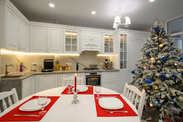 Interior Bright Modern Kitchen Dining Table Decorated Christmas Tree — Stock Photo, Image