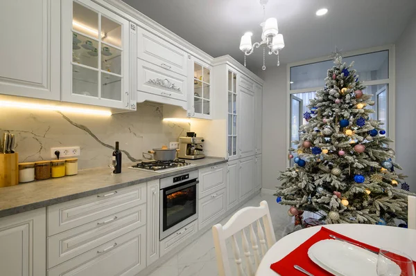 クリスマスツリーで飾られた明るいモダンなキッチンのインテリア — ストック写真