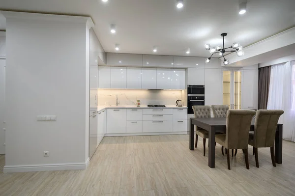 Gran Moderno Nuevo Interior Cocina Blanca Bien Diseñado Después Renovación — Foto de Stock