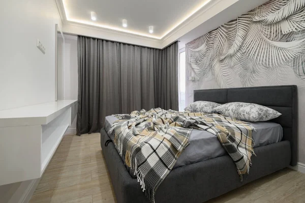 Elegante Interior Dormitorio Gris Con Cómoda Cama Doble — Foto de Stock